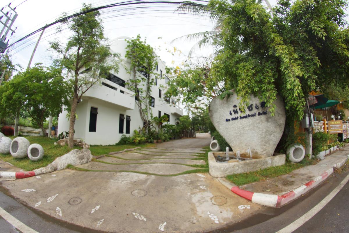 Nern Chalet Beachfront Hotel