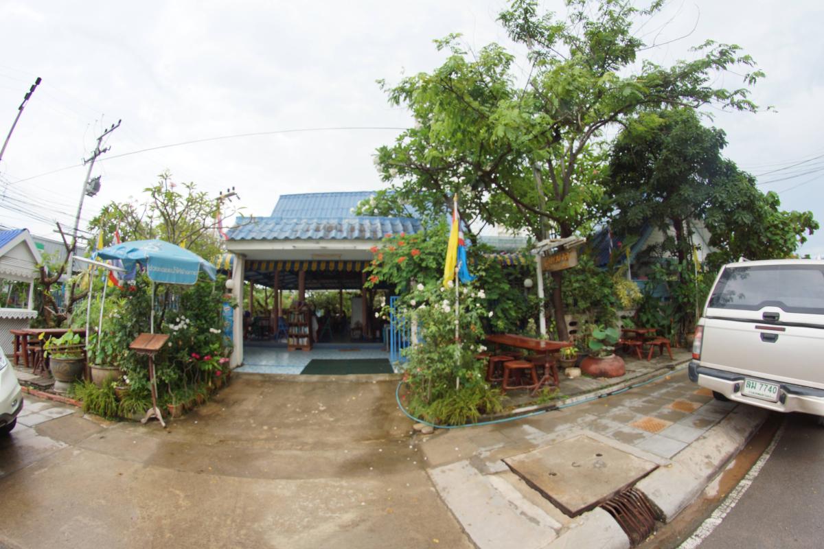 Oasis Bar & Restaurant